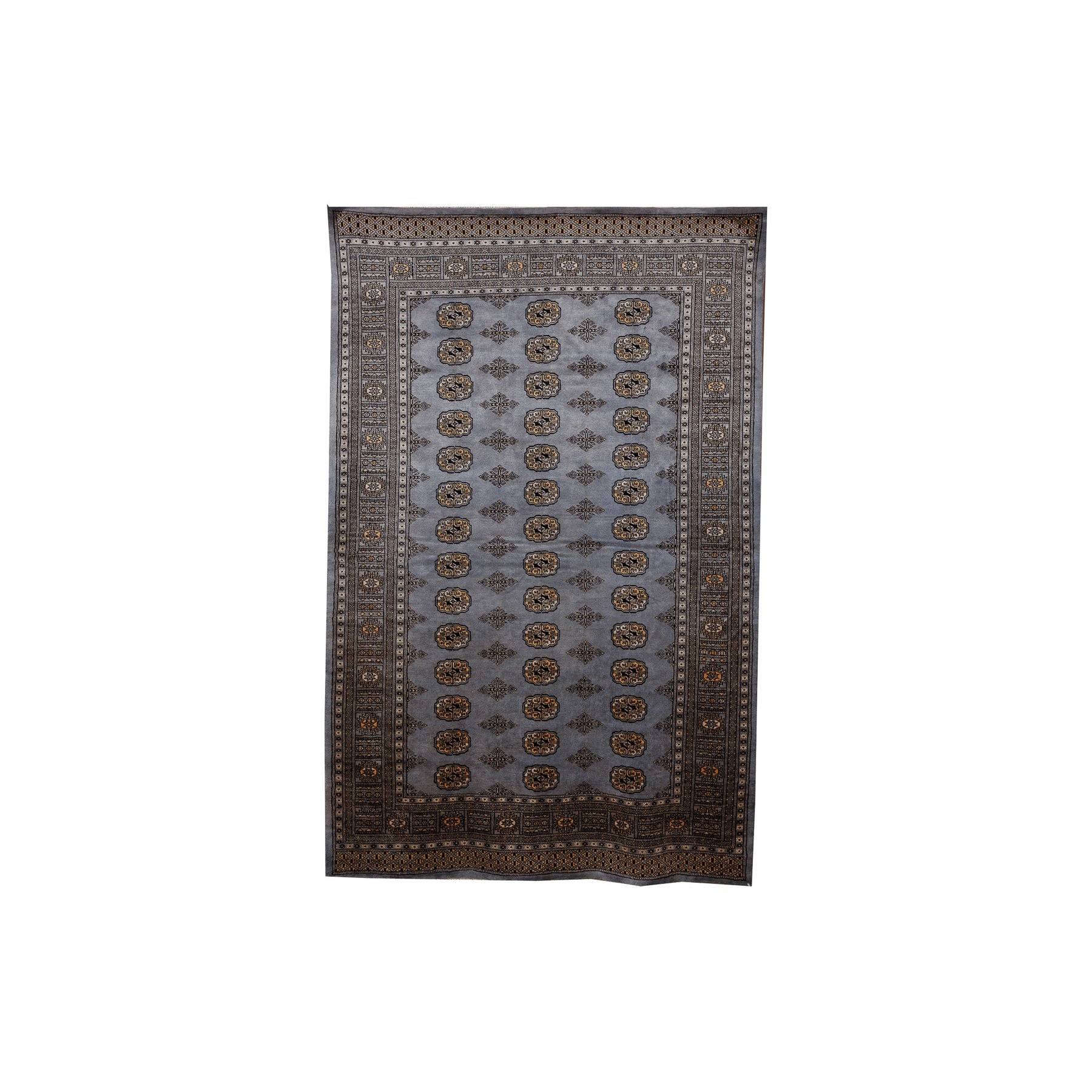 prostokątny dywan z symetrycznym motywem